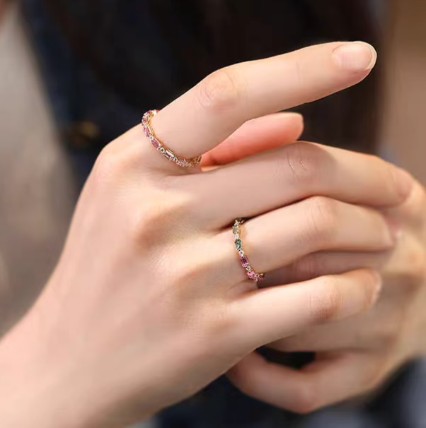 "Peach Blossom Ring" – 18K Gold Natural Multicolor Sapphire Ring with Full Band Gradient Gemstones